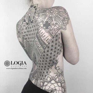 tatuaje-espalda-geometrico-logiabarcelona-ana-godoy  